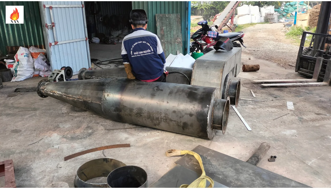 Hai thân thiết bị cyclone bằng thép và nhân sự trong quá trình chế tạo