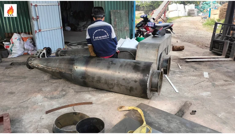 Hai thân thiết bị cyclone bằng thép và nhân sự trong quá trình chế tạo