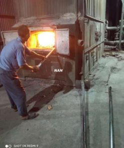 Công nhân đang làm dịch vụ vận hành lò hơi