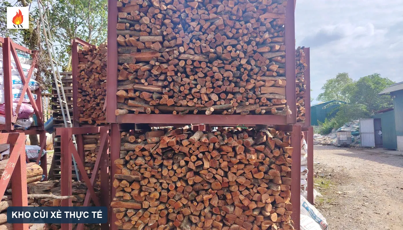 Củi xẻ khô được lưu trữ trên khung thép thực tế