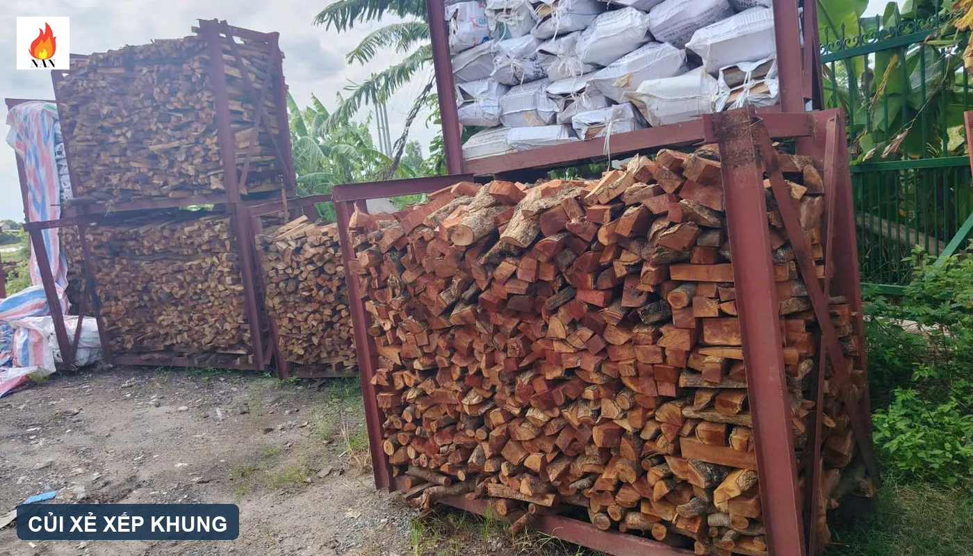 Củi xẻ sấy khô được xếp theo khung tại khu lưu trữ