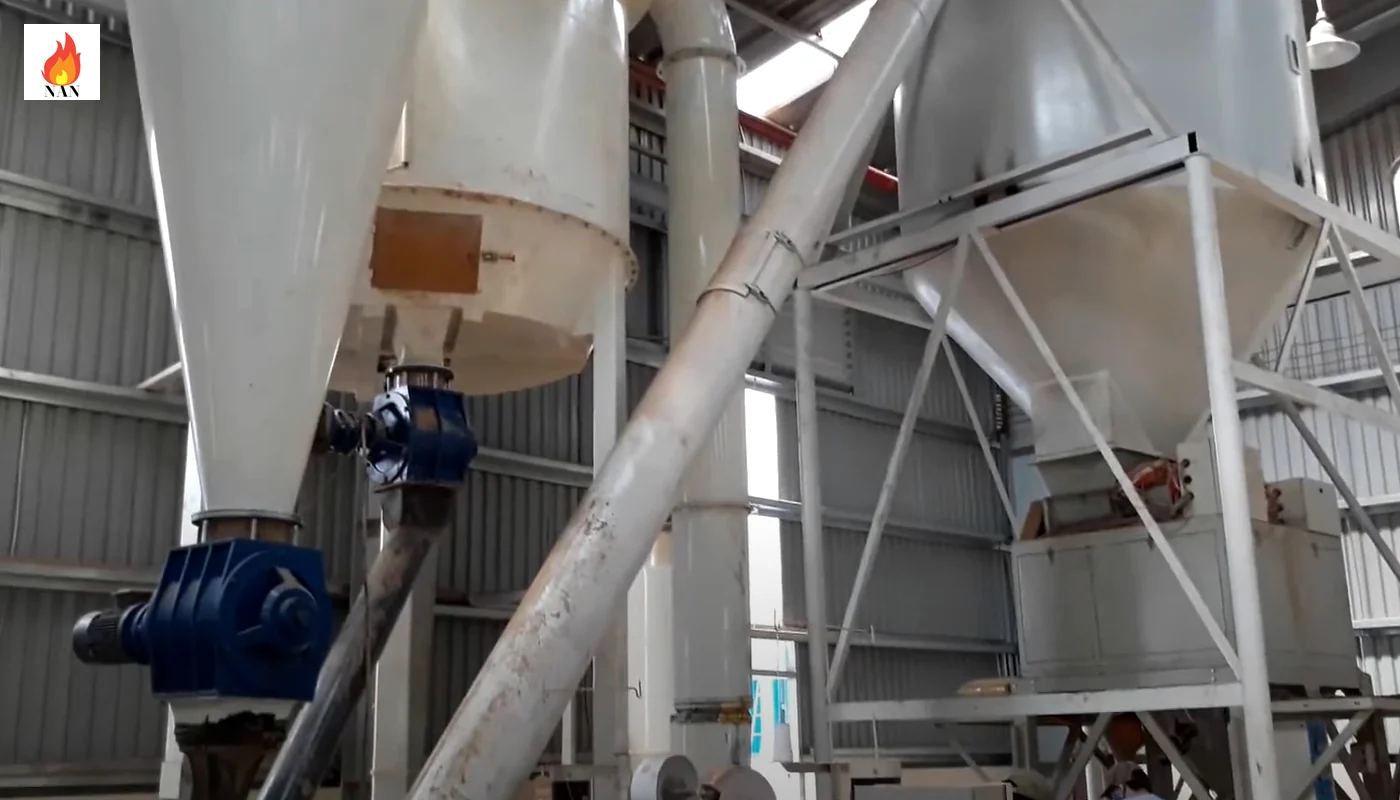 Cụm thiết bị dạng cyclone, phễu và đường ống lắp trong nhà xưởng
