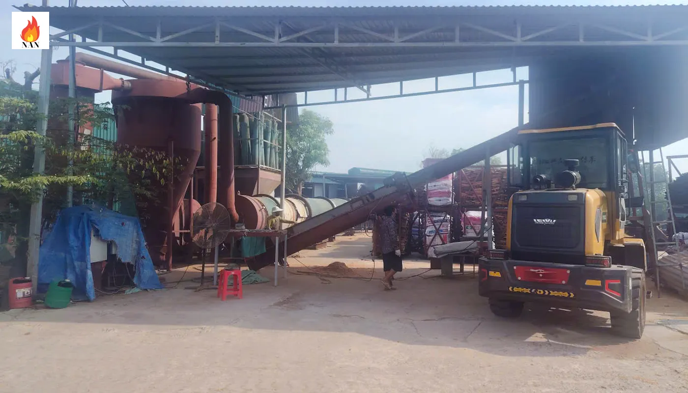 Băng tải, trống sấy và khu thao tác có máy xúc trong tư liệu NAN