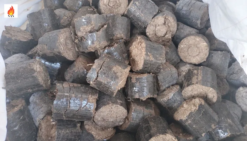 Các khúc củi ép mùn cưa trong bao mở, nhìn rõ mặt đầu và phần thân.