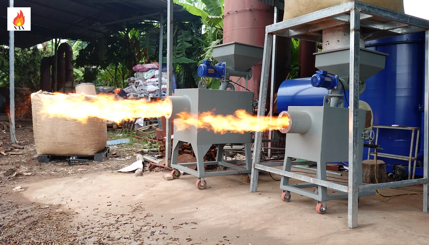 Hai đầu đốt viên nén đang chạy thử tại xưởng, có phễu và cụm cấp nhiên liệu.