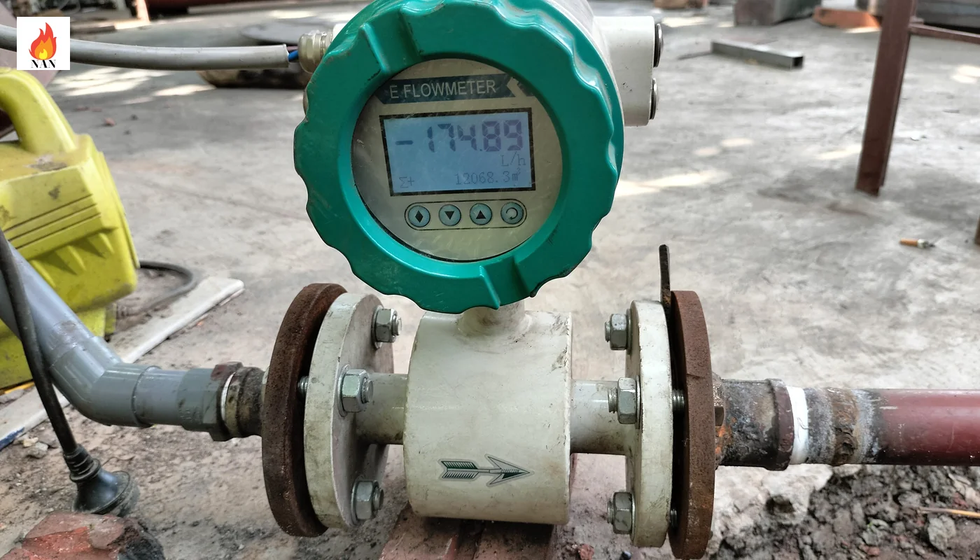 Đồng hồ nước điện tử lắp trên đường ống, có màn hình chỉ số và thân nối mặt bích.